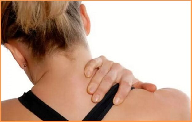 Gimdos kaklelio osteochondrozė pasireiškia skausmu ir sustingimu kakle. 