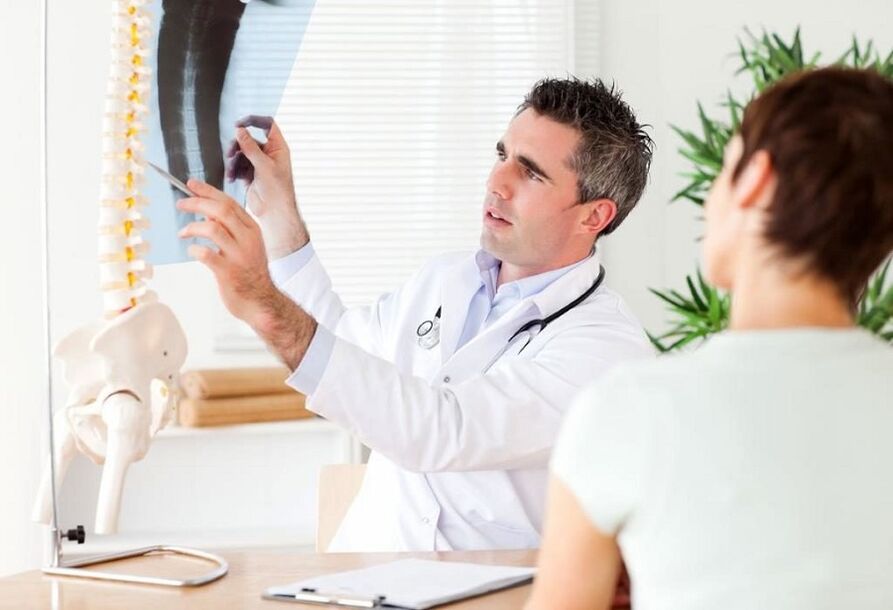 Gydytojas atlieka rentgeno tyrimą, kad nustatytų krūtinės ląstos osteochondrozę